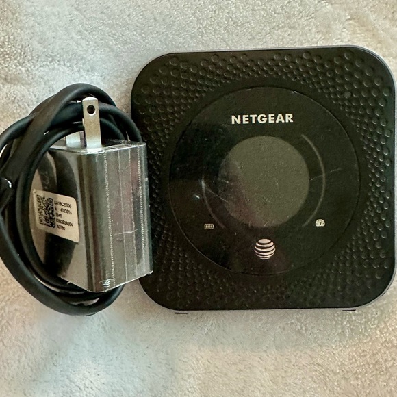 Netgear Black Mobile Hotspot with Cable - Picture 1 of 4